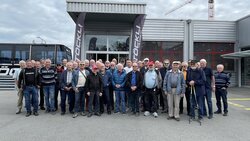 gruppenfoto-seener-mannerstamm-vor-der-firma-stockli-ag