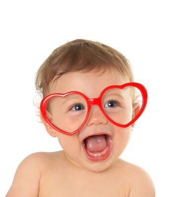 baby-mit-herzbrille