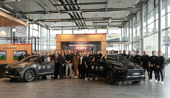 gruppenfoto_toyota-showroom